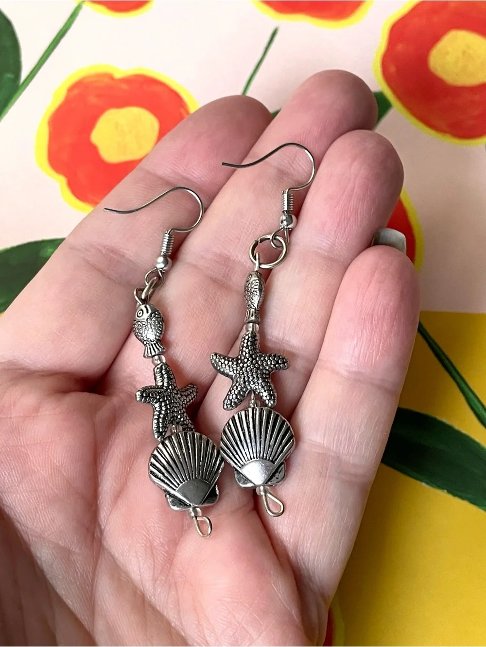Vintage/style silvertone dangle earrings fish starfish scallop shell beachy